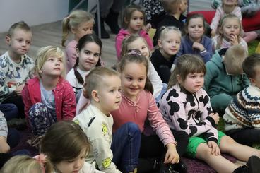 Wieluń: Biblioteka Miejska zaprosiła dzieci na spotkanie z fotografem Piotrem Pabisiakiem